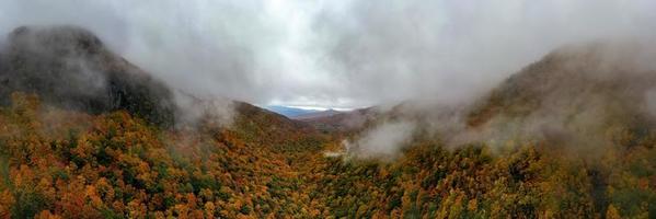 vue panoramique sur le feuillage d'automne de pointe à smugglers notch, vermont. photo