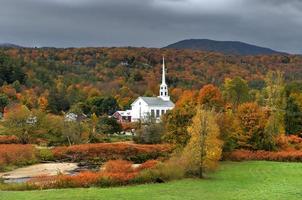 panorama stowe en automne avec feuillage coloré et église communautaire dans le vermont. photo