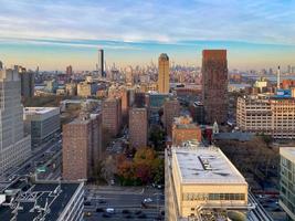 horizon de la ville de new york à la recherche du centre-ville de brooklyn au centre-ville de manhattan. photo