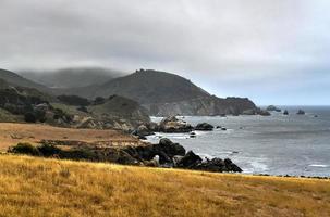 big sur, californie. une destination touristique populaire, célèbre pour ses paysages spectaculaires. vue depuis le point de vue notleys landing photo