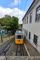 lisbonne, portugal - 25 novembre 2016 - funiculaire gloria dans le centre-ville de lisbonne, portugal. photo