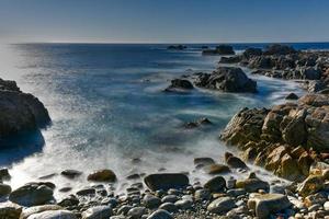 belle vue sur la plage de galets et la côte californienne le long de 17 miles de route. photo