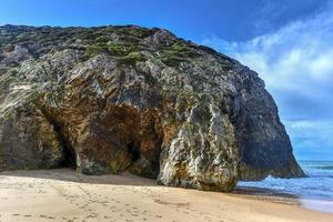 praia da adraga est une plage de l'atlantique nord au portugal, près de la ville d'almocageme, sintra. photo