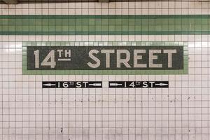 new york city - 30 juillet 2016 - station de métro 14th street à nyc. la station de métro a ouvert le 15 décembre 1940. photo