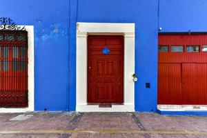 couleurs vives dans les maisons coloniales par une journée ensoleillée à campeche, mexique. photo