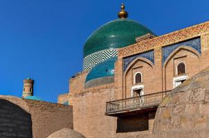 l'architecture de la madrassa de la vieille ville et du minaret islam khoja. photo