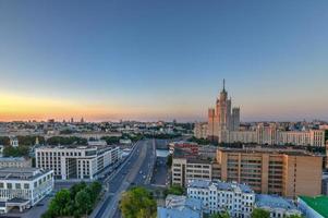 vue panoramique sur les toits de moscou pendant le coucher du soleil en russie. photo