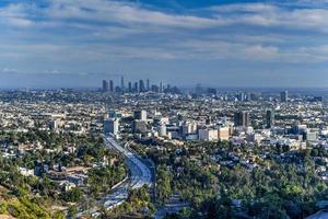 skyline du centre-ville de los angeles sur un ciel bleu nuageux en californie depuis les collines de hollywood. photo