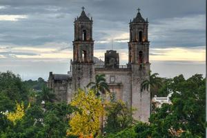 cathédrale de san gervasio, une église historique à valladolid dans la péninsule du yucatan au mexique. construit en 1706 pour remplacer l'édifice original de 1545 qui a été détruit par le gouvernement colonial espagnol. photo