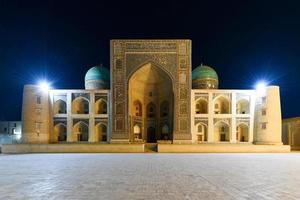 ancienne madrasa mir-i-arab dans le complexe po-i-kalyan à boukhara, ouzbékistan. photo