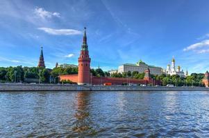 kremlin de moscou, remblai du kremlin et rivière de moscou à moscou, russie. architecture et point de repère de moscou. photo