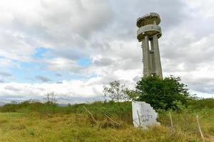 ancienne tour de garde militaire abandonnée à trinidad, cuba. photo