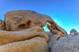 célèbre arch rock dans le parc national de joshua tree en californie. photo