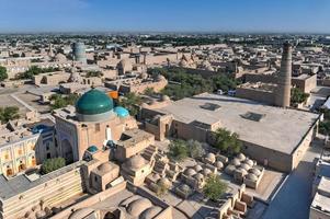 vue aérienne de l'architecture de la madrassa de khiva et du minaret islam khoja en ouzbékistan. photo