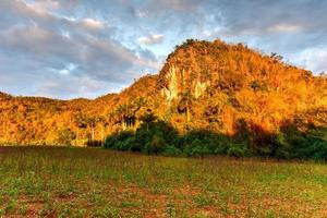 panorama du coucher du soleil dans la vallée de vinales, au nord de cuba. photo