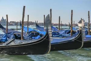 gondole le long des nombreux canaux de venise, italie. photo