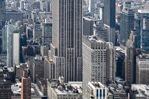 vue sur les gratte-ciel le long des toits de la ville de new york pendant la journée. photo