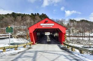 pont couvert de taftsville à woodstock, vermont. photo