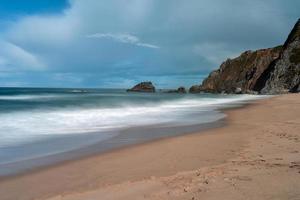 praia da adraga est une plage de l'atlantique nord au portugal, près de la ville d'almocageme, sintra. photo