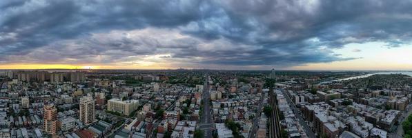 voies de métro le long du sud de brooklyn, desservant coney island, brighton beach, ocean parkway et sheepshead bay. photo