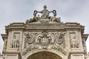 arc de triomphe de la rue augusta sur la place du commerce, praca do comercio ou terreiro do paco à lisbonne, portugal. photo