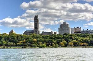 église au bord de la rivière - new york photo