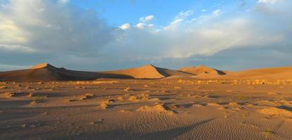 dunes de sable le long du désert d'amargosa au coucher du soleil photo