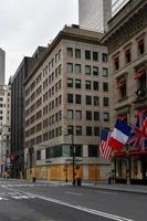 new york city, new york - 11 juin 2020 - magasin fermé pendant la pandémie de covid-19, avec des fenêtres fermées pour se protéger contre le pillage à la suite de manifestations contre la brutalité policière. photo