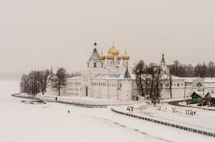 le monastère ipatiev, un monastère masculin, situé sur la rive de la rivière kostroma juste en face de la ville de kostroma, russie en hiver. photo