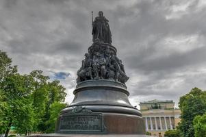 monument à catherine la grande dans le parc catherine à saint-pétersbourg, russie photo