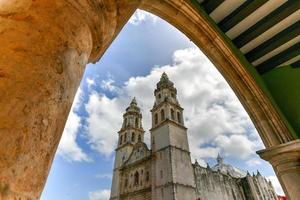 cathédrale de san francisco de campeche près de la place de l'indépendance à campeche, au mexique. photo