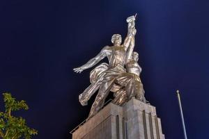 moscou, russie - 22 juillet 2019 - célèbre monument soviétique de l'ouvrier et de la femme kolkhozienne par le sculpteur vera mukhina la nuit. en acier inoxydable en 1937. photo