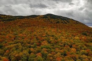 vue aérienne du vermont et de la région environnante pendant le pic de feuillage à l'automne. photo