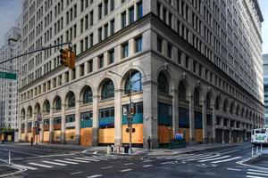 new york city, new york - 11 juin 2020 - magasin fermé pendant la pandémie de covid-19, avec des fenêtres fermées pour se protéger contre le pillage à la suite de manifestations contre la brutalité policière. photo