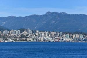 Vue sur North Vancouver de l'autre côté du port de Vancouver, Colombie-Britannique, Canada photo