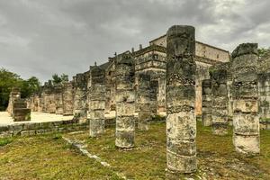 templo de los guerreros, temple des guerriers, chichen itza au yucatan, mexique, site du patrimoine mondial de l'unesco. photo