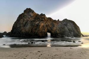 plage de pfeiffer le long du parc d'état de pfeiffer à big sur, californie. photo