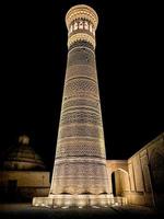 grand minaret du kalon à boukhara, ouzbékistan. c'est un minaret du complexe de la mosquée po-i-kalyan à boukhara, en ouzbékistan et l'un des monuments les plus importants de la ville. photo