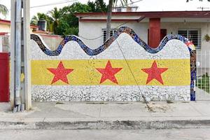 la havane, cuba - 14 janvier 2017 - quartier jaimanitas de la havane, cuba, plus communément connu sous le nom de fusterlandia pour les mosaïques colorées. photo