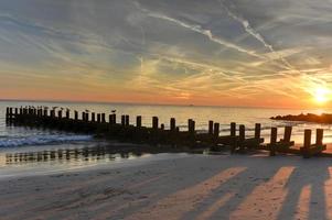plage de coney island au coucher du soleil. photo