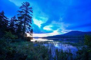 lac durant dans le parc d'état des adirondacks à indian lake, new york. photo