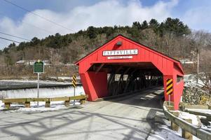 pont couvert de taftsville à woodstock, vermont. photo