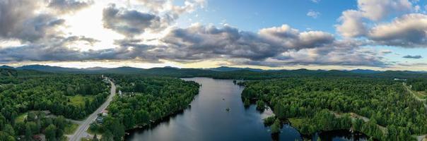 lac durant dans le parc d'état des adirondacks à indian lake, new york. photo