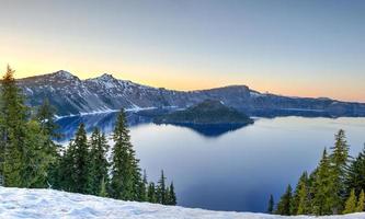 coucher de soleil sur le lac de cratère photo