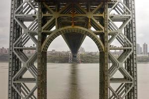 dessous du pont george washington traversant la rivière hudson par une journée nuageuse couverte de fort lee, new jersey. photo