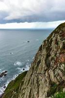 falaises le long de la côte atlantique de cabo da roca, portugal. photo