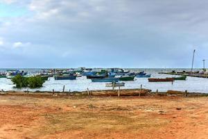 bateaux de pêche dans la ville septentrionale de puerto esperanza, cuba. photo