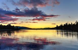 lac durant dans le parc d'état des adirondacks à indian lake, new york. photo