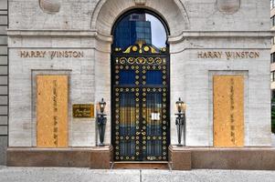 new york city, new york - 11 juin 2020 - magasin fermé pendant la pandémie de covid-19, avec des fenêtres fermées pour se protéger contre le pillage à la suite de manifestations contre la brutalité policière. photo