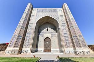 mosquée bibi khanym à samarcande, ouzbékistan. au XVe siècle, c'était l'une des plus grandes et des plus magnifiques mosquées du monde islamique. photo